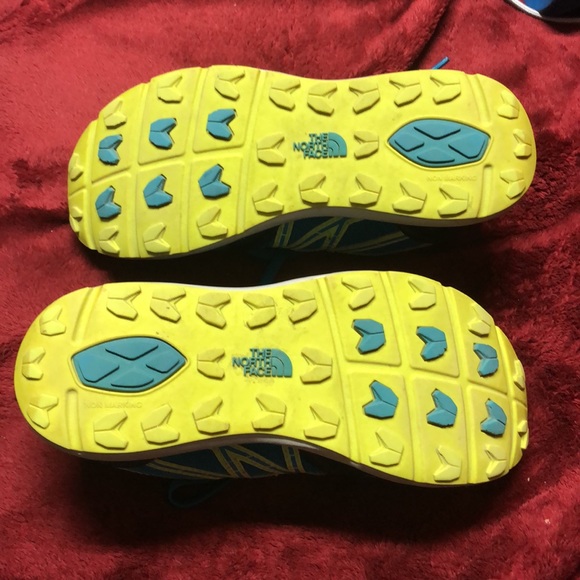 Boys size US5/ EU37 the north face light weight shoe in turquoise & lime green. - Picture 4 of 5